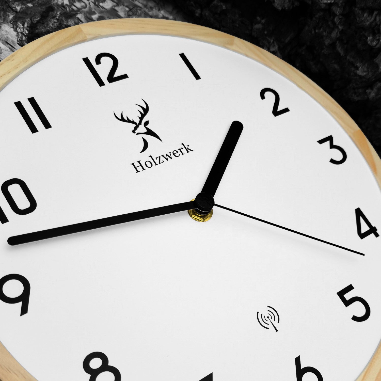 Holzwerk AMBERG Holz Funkwanduhr, moderne Designer Quarz Wanduhr, 25 cm Holz Funk Wand Uhr lautlos ohne Tick Geräusche, beige, weiß, schwarz, Hauptbild, Zifferblatt