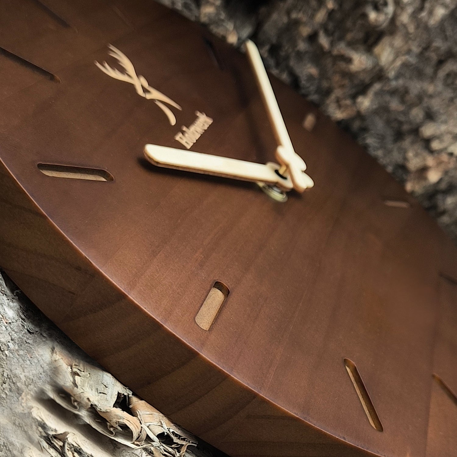 Holzwerk HEIDELBERG moderne Holz Wanduhr, lautlos, geräuschlos, leise, Quarz Designer Wand Holzuhr ohne Tick Geräusche, dunkel braun beige, links liegend, seitlich liegend