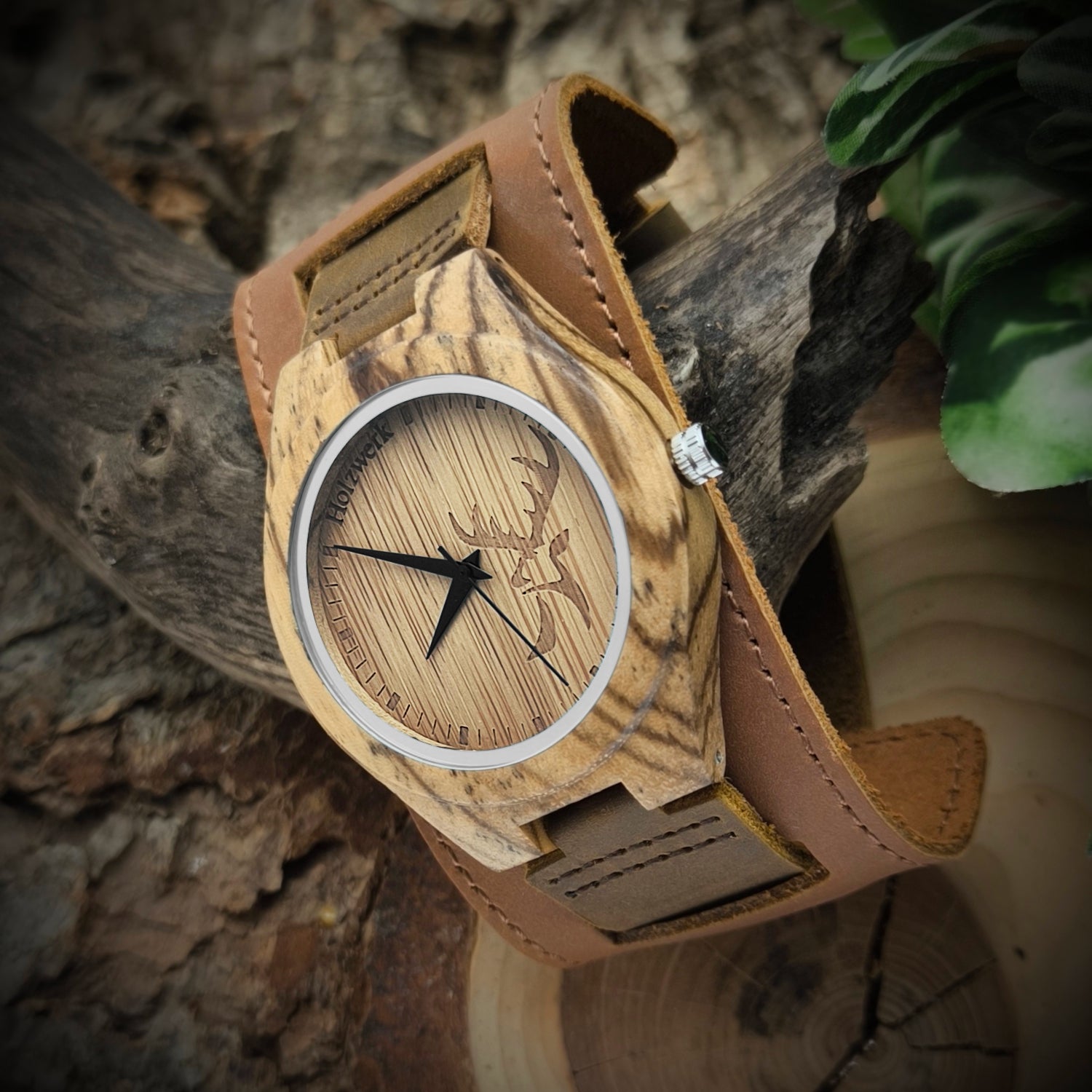 Holzwerk KEMBERG breite Damen und Herren Holz Armband Uhr mit Hirsch Logo, moderne Leder Armbanduhr, Designer Uhr in braun, beige, links liegend