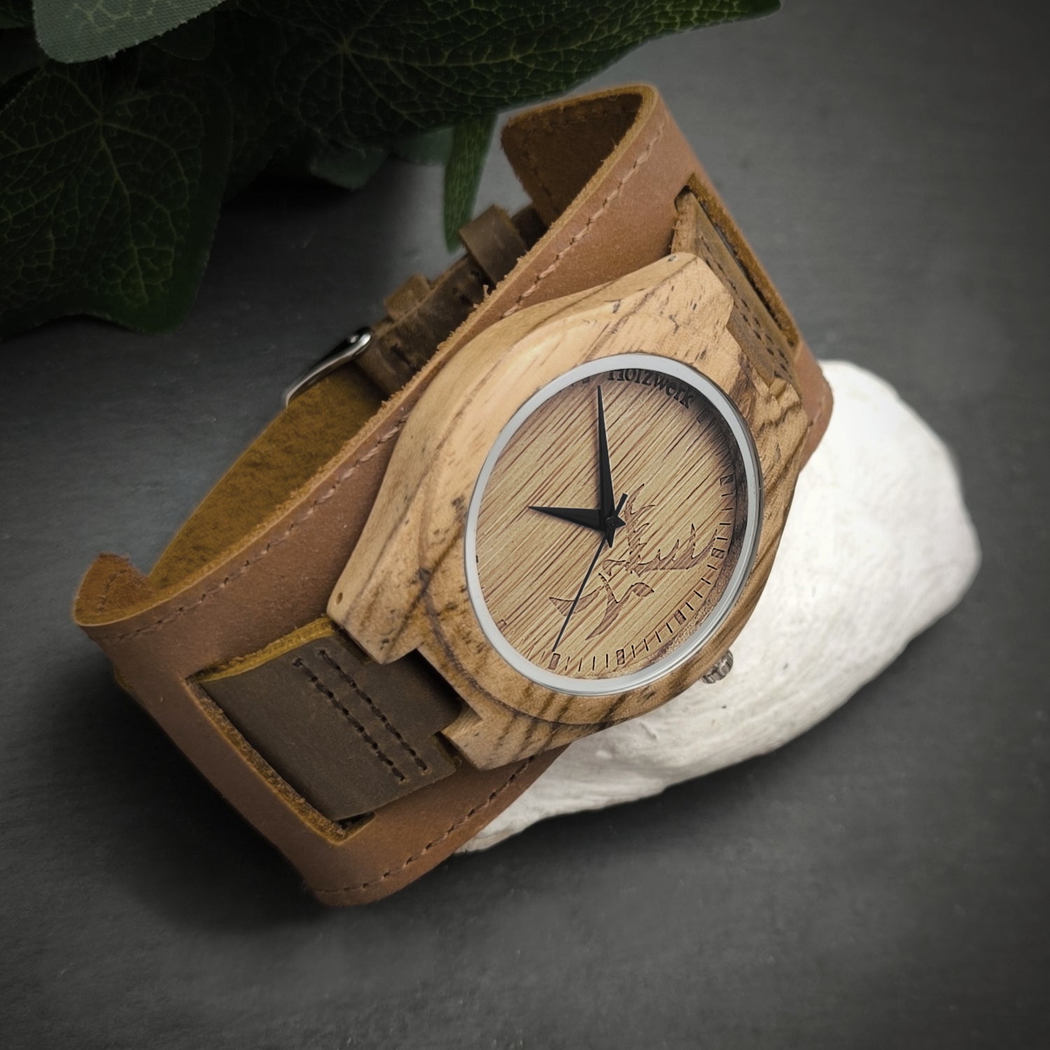 Holzwerk KEMBERG breite Damen und Herren Holz Armband Uhr mit Hirsch Logo, moderne Leder Armbanduhr, Designer Uhr in braun, beige, rechts liegend