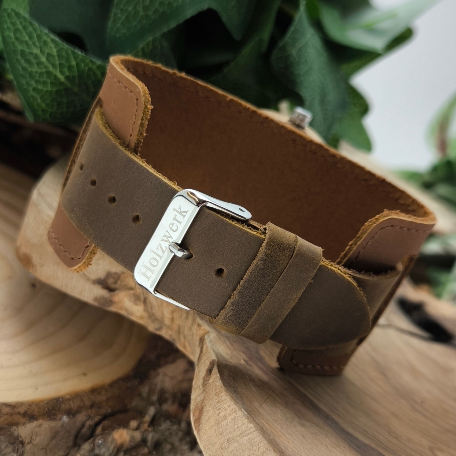 Holzwerk KEMBERG breite Damen und Herren Holz Armband Uhr mit Hirsch Logo, moderne Leder Armbanduhr, Designer Uhr in braun, beige, Dornschließe