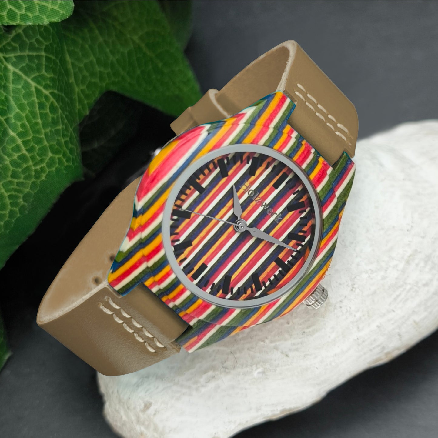 Holzwerk LINZ BROWN bunte kleine Regenbogen Damen und Kinder Armbanduhr, Holz & Leder Armband Uhr, LGBTQ Uhr, modische Holzuhr, braun, rechts liegend