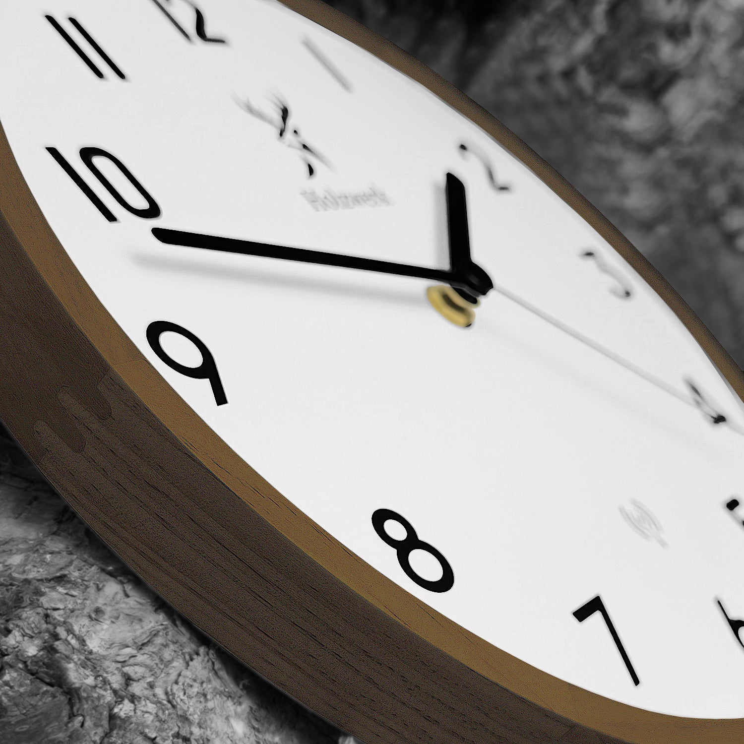 Holzwerk PAPENBERG Holz Funkwanduhr, moderne Designer Quarz Wanduhr, 25 cm Holz Funk Wand Uhr lautlos ohne Tick Geräusche, braun, weiß, seitlich liegend