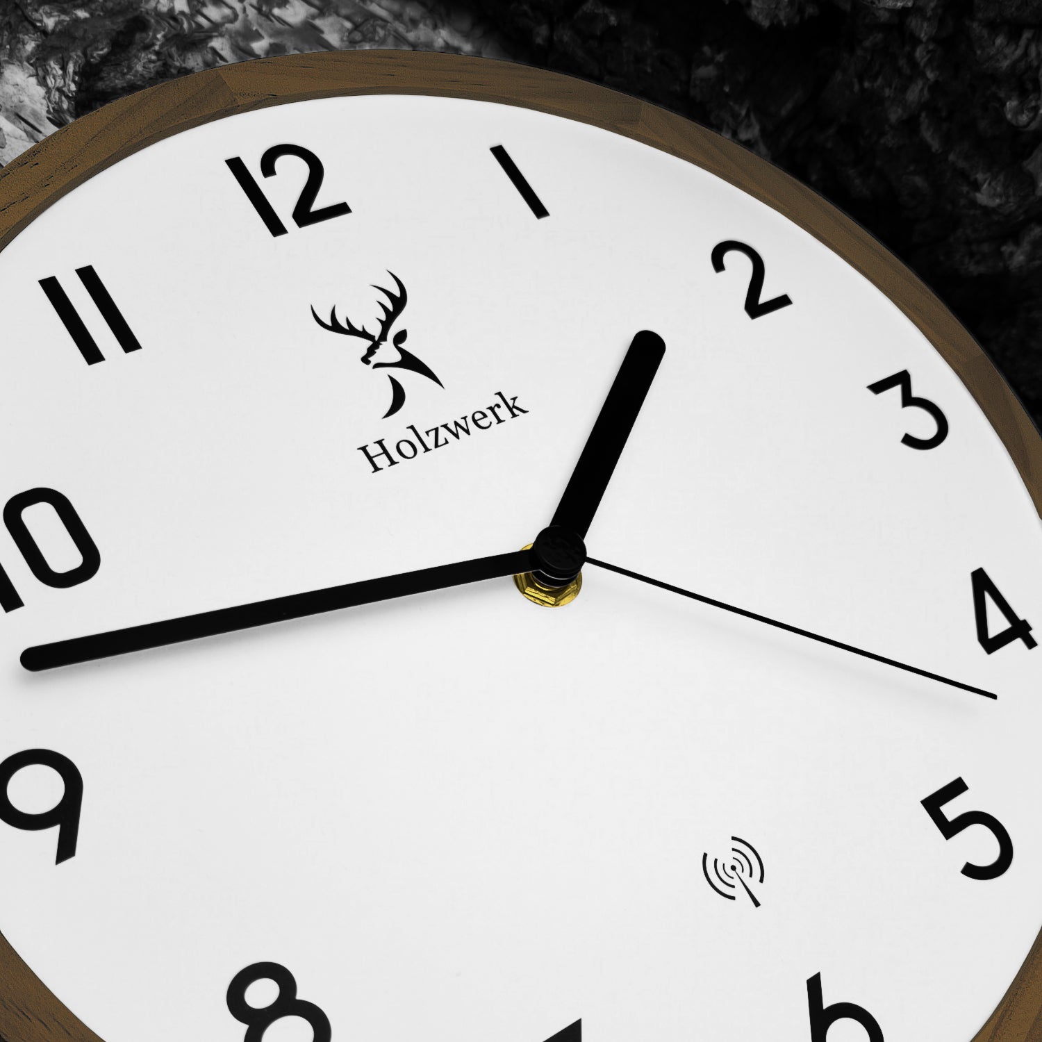 Holzwerk PAPENBERG Holz Funkwanduhr, moderne Designer Quarz Wanduhr, 25 cm Holz Funk Wand Uhr lautlos ohne Tick Geräusche, braun, weiß, Zifferblatt