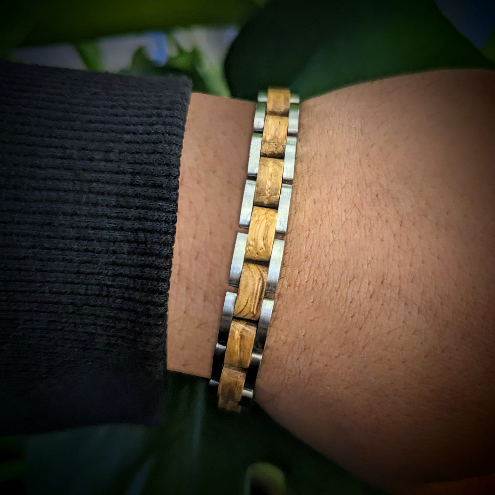 Holzwerk AMMERSEE Damen und Herren Holz & Edelstahl Armband in silber, braun, Nahaufnahme von Oben auf linkes Handgelenk