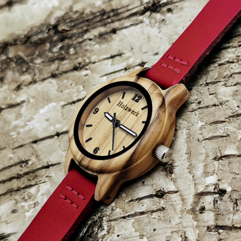Holzwerk CLARA RED kleine Damen und Kinder Holz Uhr mit Leder Armband in dunkel rot, beige, seitlich liegend mit Ansicht auf die Krone