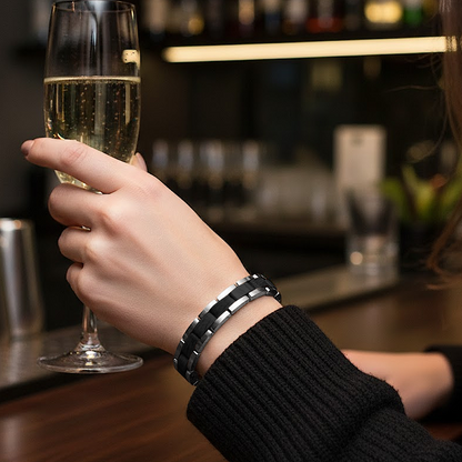 Holzwerk CARPSEE silber-schwarzes  Holz Armband aus Ebony Holz und Edelstahl mit Gliederkonstruktion, am Handgelenk getragen