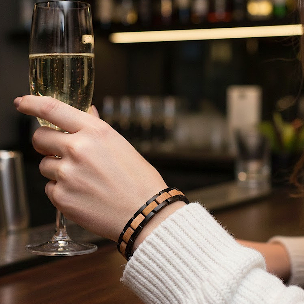 Holzwerk DAMMSEE schwarz-braunes  Holz Armband aus Walnussholz und Edelstahl am Handgelenk getragen