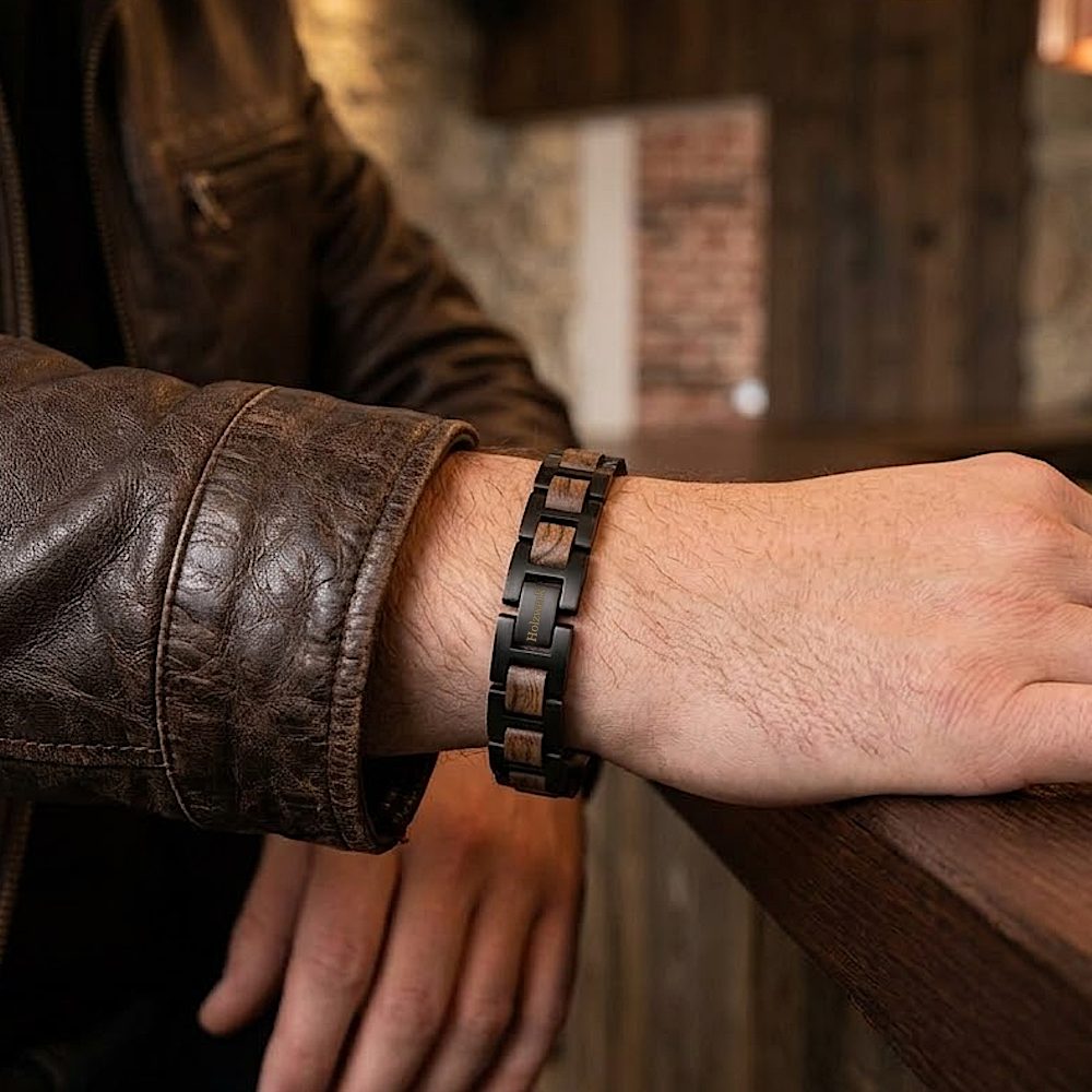 Holzwerk NIERSEE braun-schwarzes Holz Armband aus Zebraholz und Edelstahl mit Gliederkonstruktion am Handgelenk getragen