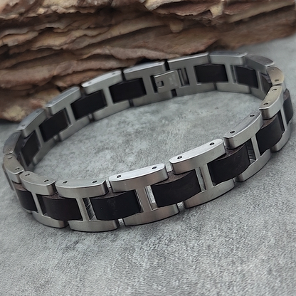 Holzwerk SCHLIERSEE silber-braunes Holz Armband aus Ebonyholz und Edelstahl, Lifestyle Foto des Armbands