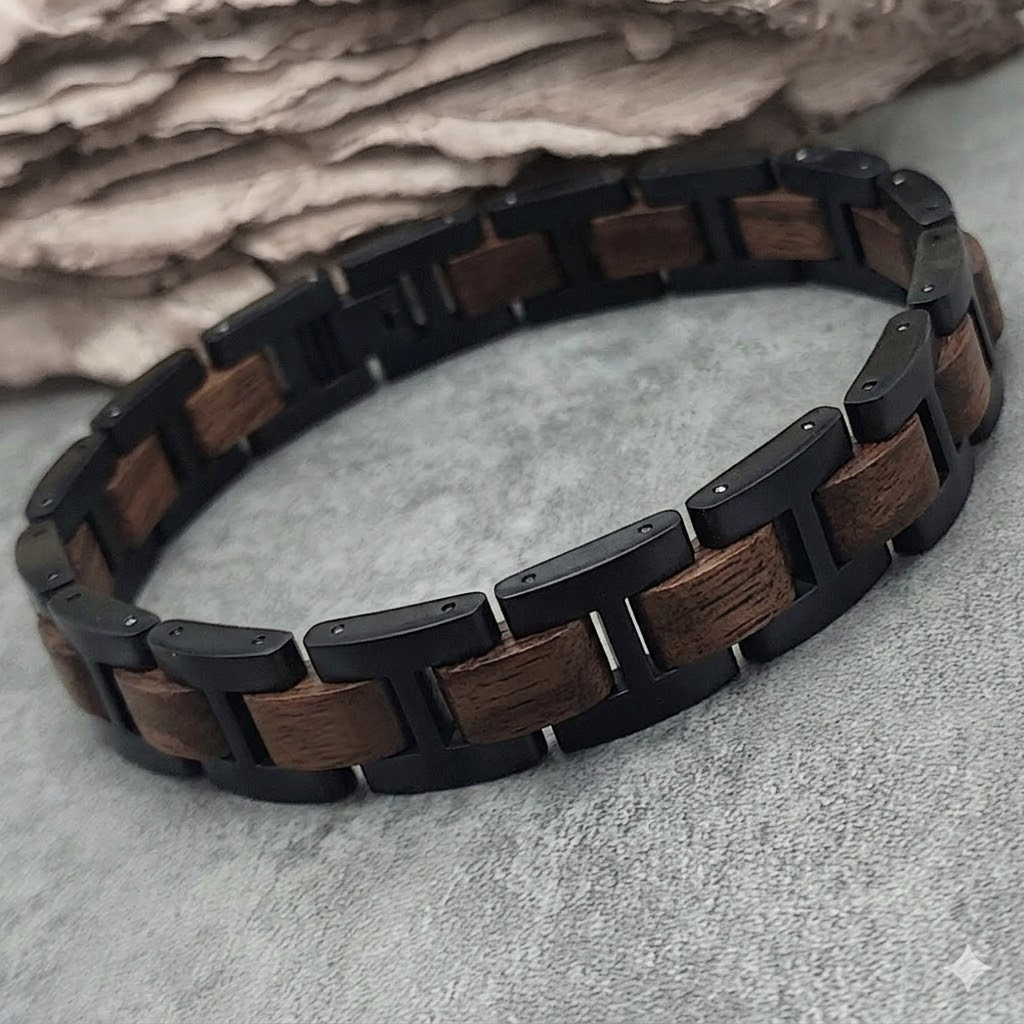 Holzwerk THUMSEE schwarz-braunes Holz Armband aus Walnussholz und Edelstahl, Lifestyle Foto in Holzumgebung