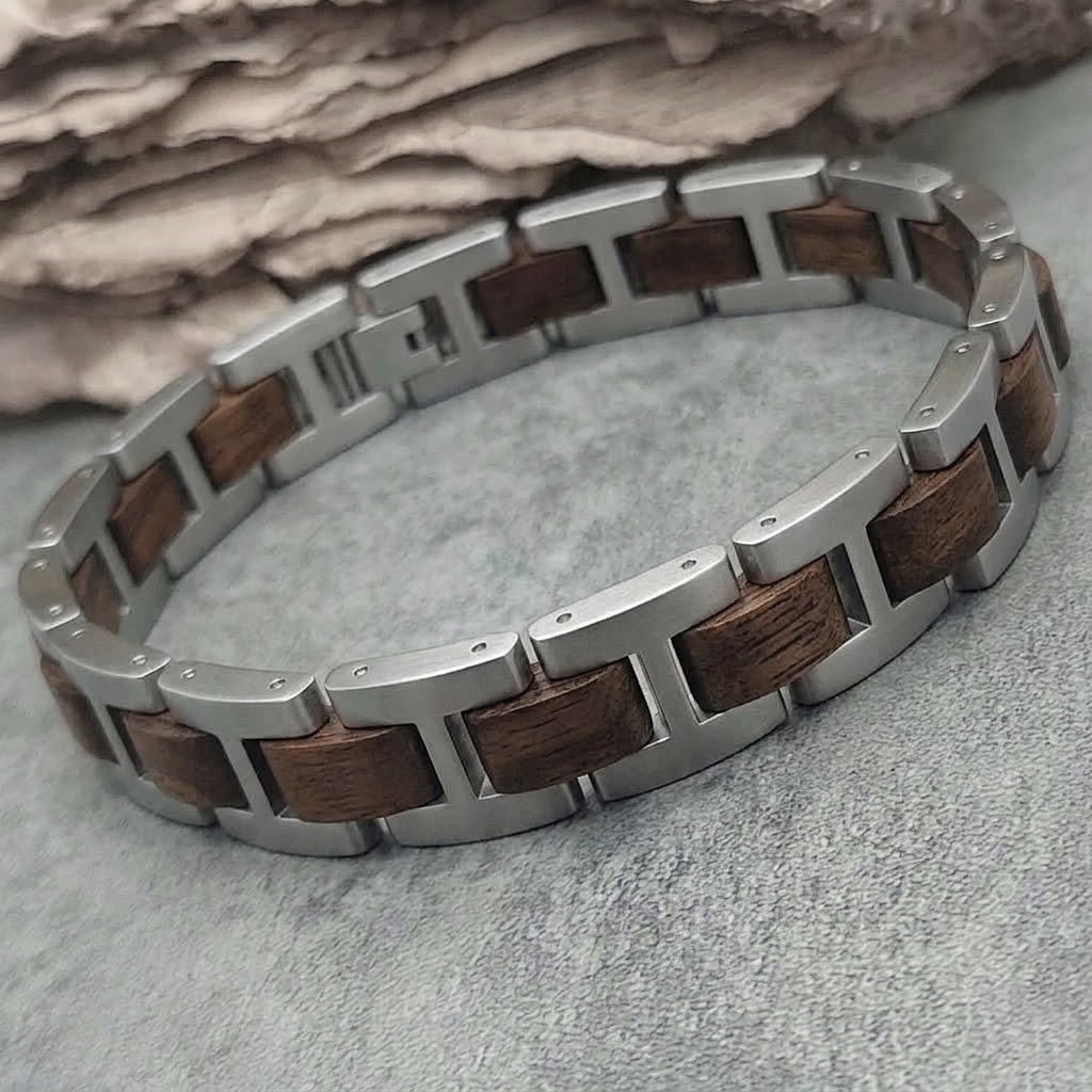 Holzwerk WERLSEE silber & braunes Holz Armband aus Walnussholz und Edelstahl, Lifestyle Foto Frontal