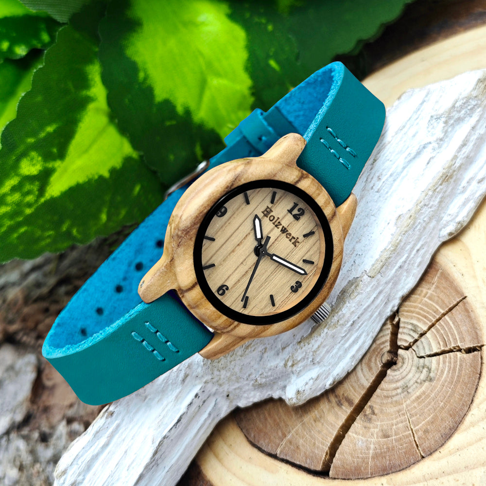 Holzwerk CLARA BLUE kleine Damen und Kinder Holz Uhr mit Leder Armband in türkis blau, beige, rechts seitlich liegend von vorne